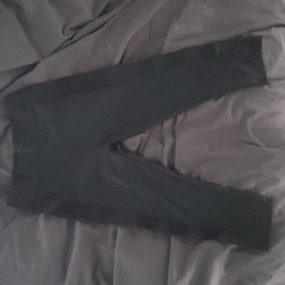 Capri Leggings w/mesh cutouts & pocket. Never worn. Size S
